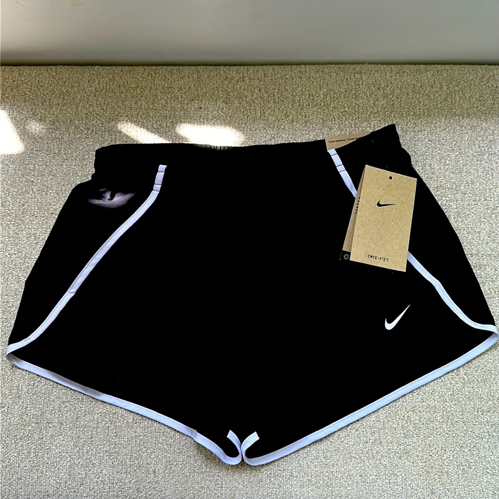 NIke Girls Dri-Fit Tempo Running Shorts. Black Medium.